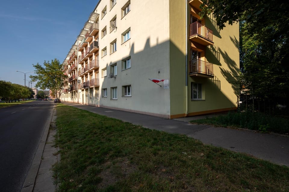 Property building, Neighbourhood, Location