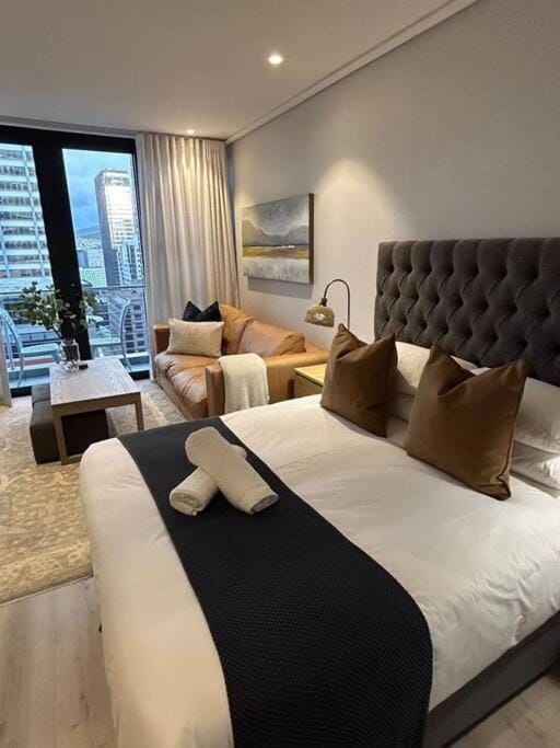 17th Floor 16onBree Apt with balcony and rooftop pool Apartment in Cape Town