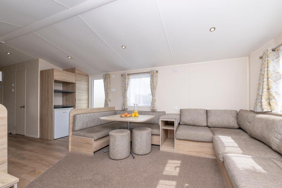 Seating area, Area and facilities