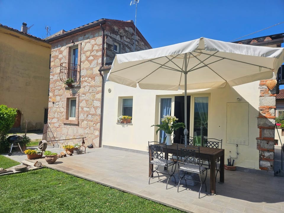 Property building, Patio, Day, Garden, Dining area, Garden view