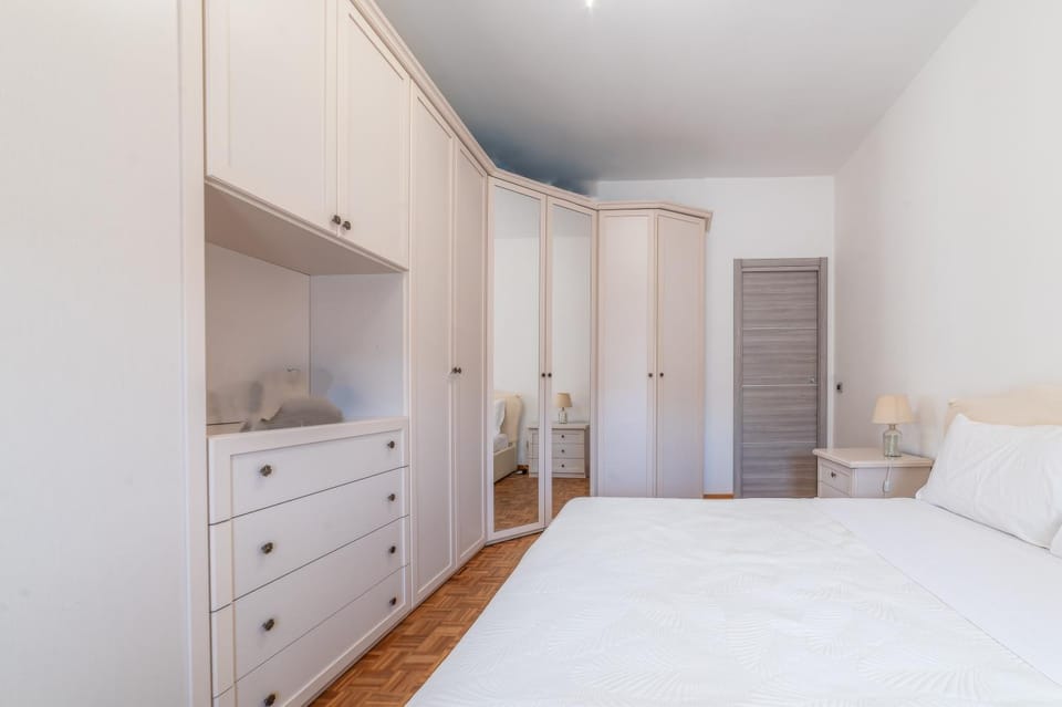 Photo of the whole room, Bedroom, wardrobe