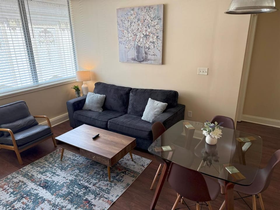 Beautiful Walk to French Quarter, Pool, Gym, View Apartment in French Quarter