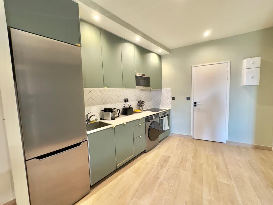 Coffee/tea facilities, Kitchen or kitchenette, dishwasher, oven, stove, toaster, washing machine