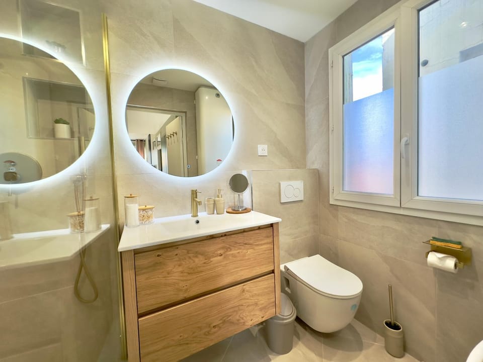Shower, Toilet, Bathroom, towels