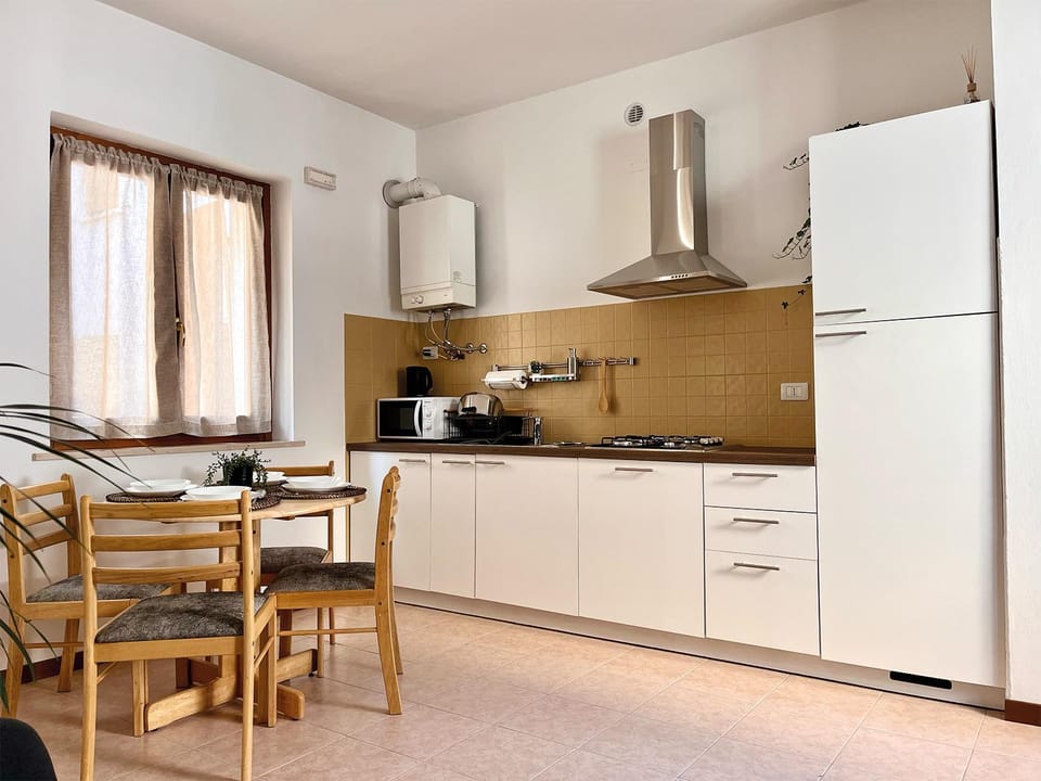 Kitchen or kitchenette, Dining area, kitchen