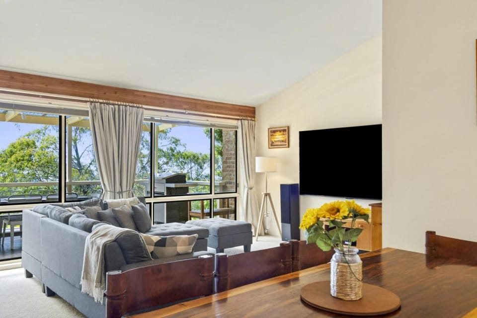 Azimuth Family Retreat with Sauna and Scenic Views House in Wentworth Falls