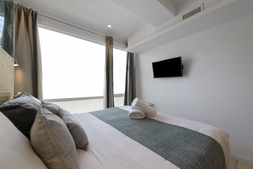 Bed, TV and multimedia, Bedroom