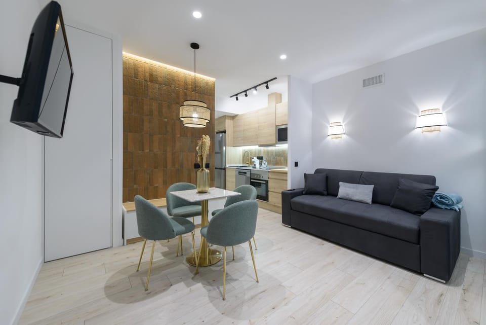TV and multimedia, Kitchen or kitchenette, Living room, Seating area, Dining area