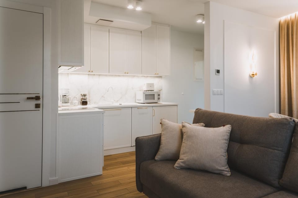 Coffee/tea facilities, Kitchen or kitchenette, Seating area, oven, stove