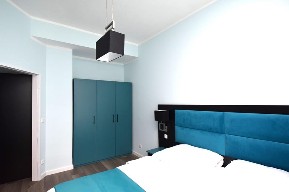 Bed, Photo of the whole room, wardrobe