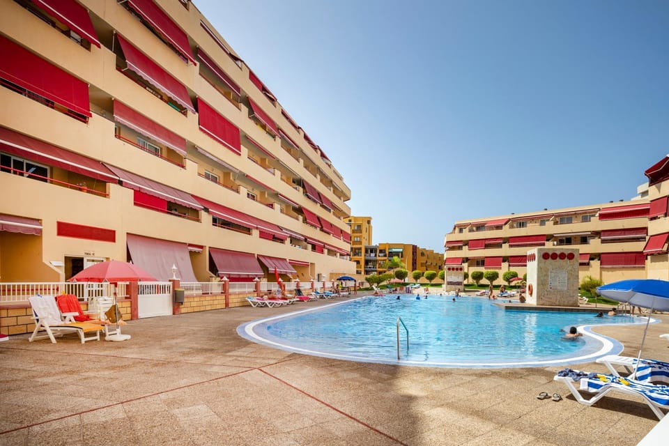 Property building, Swimming pool, sunbed