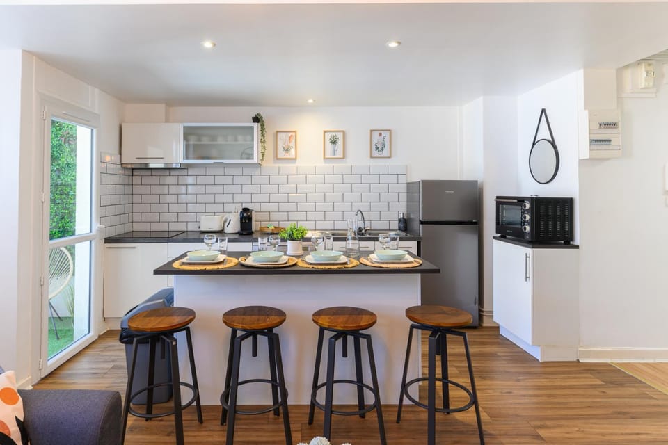 Coffee/tea facilities, Kitchen or kitchenette, Dining area, dishwasher, minibar, oven, stove, toaster