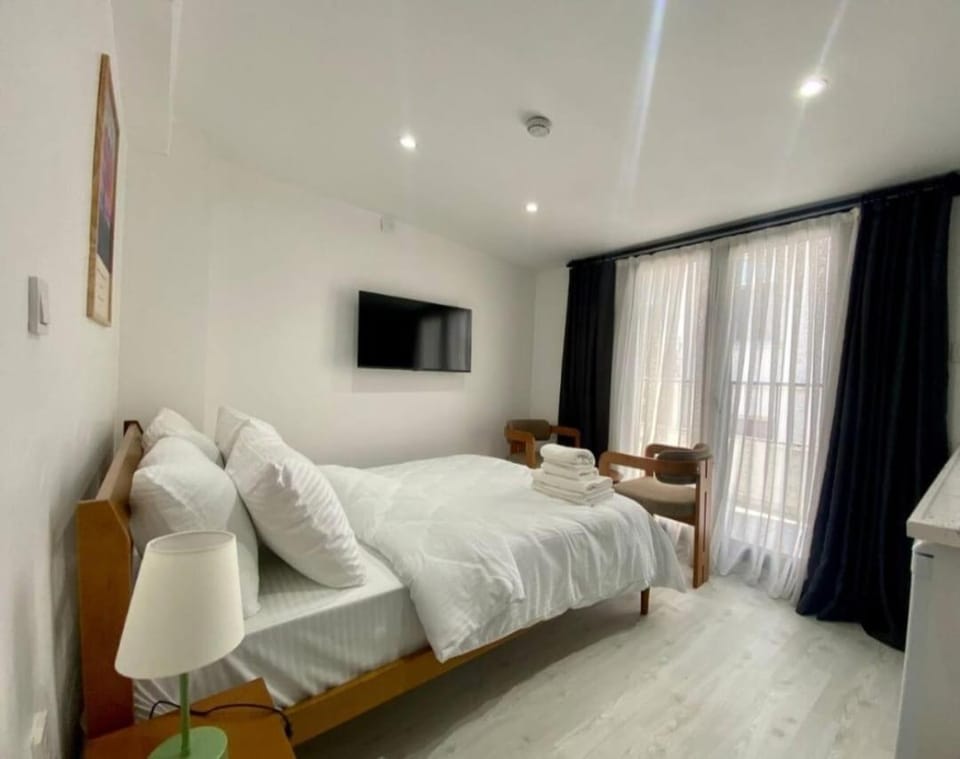 Bed, TV and multimedia, Bedroom