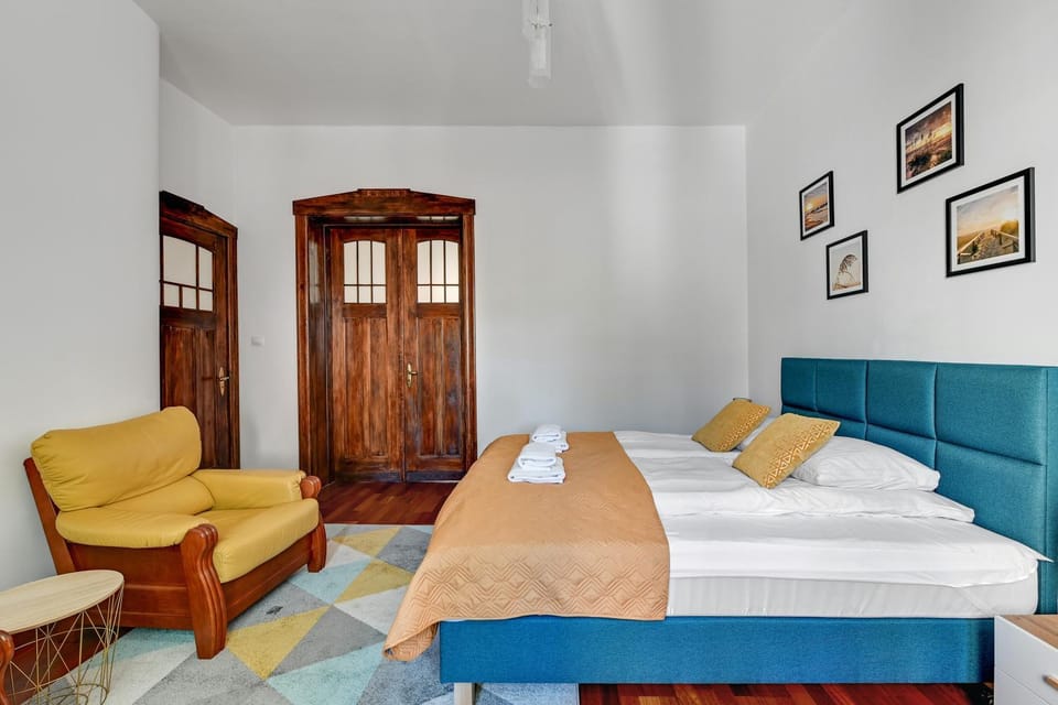 Bed, Photo of the whole room, Seating area, Bedroom