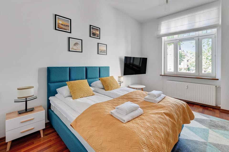 Bed, TV and multimedia, Photo of the whole room, Bedroom, towels