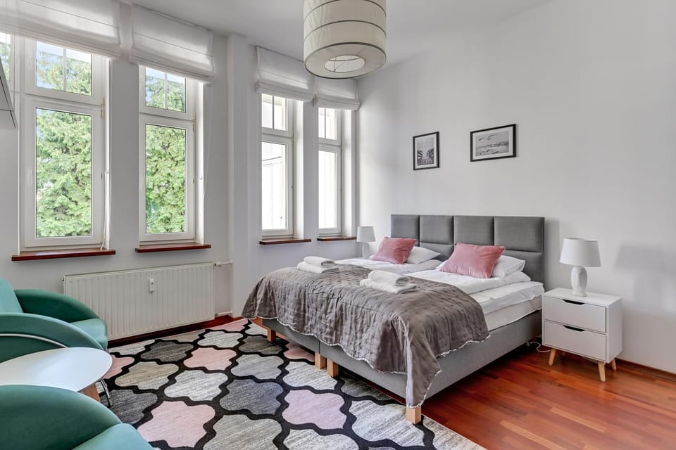 Bed, Photo of the whole room, Seating area, Bedroom, towels