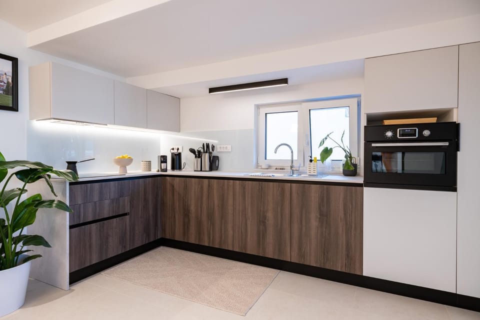 Coffee/tea facilities, Kitchen or kitchenette, oven, stove