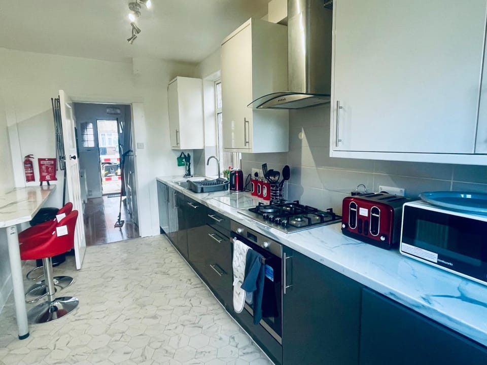 Kitchen or kitchenette, dishwasher, oven, toaster