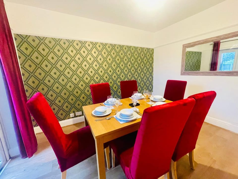 Seating area, Dining area