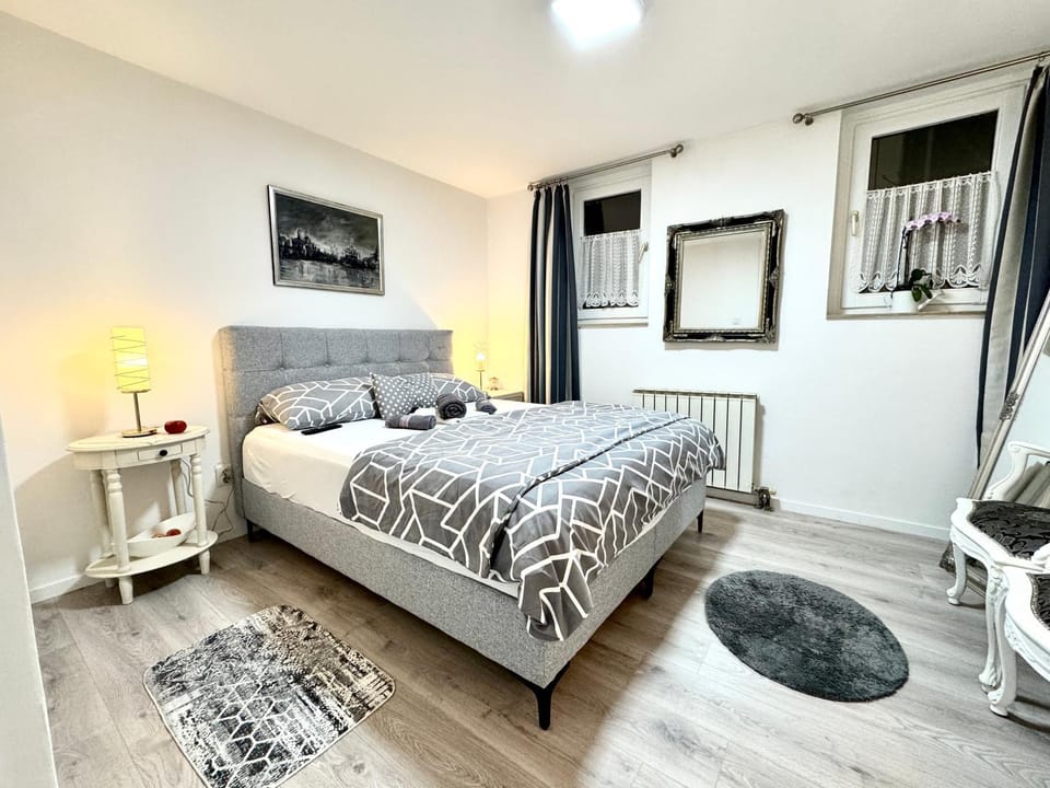 Bed, TV and multimedia, Bedroom, heating, towels