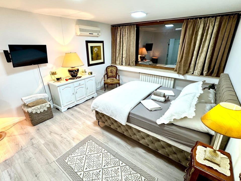 Bed, TV and multimedia, Photo of the whole room, Seating area, Evening entertainment, Bedroom, towels