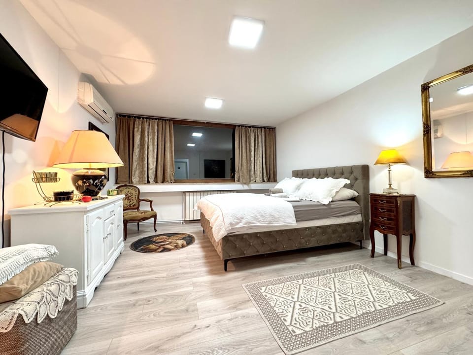 Bed, TV and multimedia, View (from property/room), Balcony/Terrace, Photo of the whole room, Decorative detail, Seating area, Bedroom, City view, heating, storage, towels, air conditioner