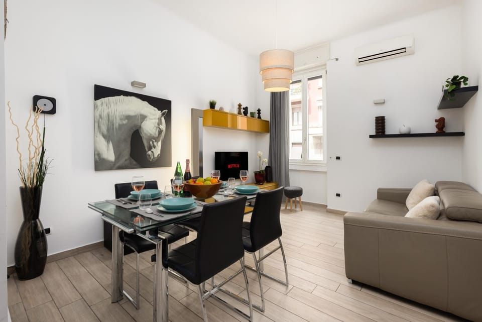 TV and multimedia, Living room, Seating area, Dining area