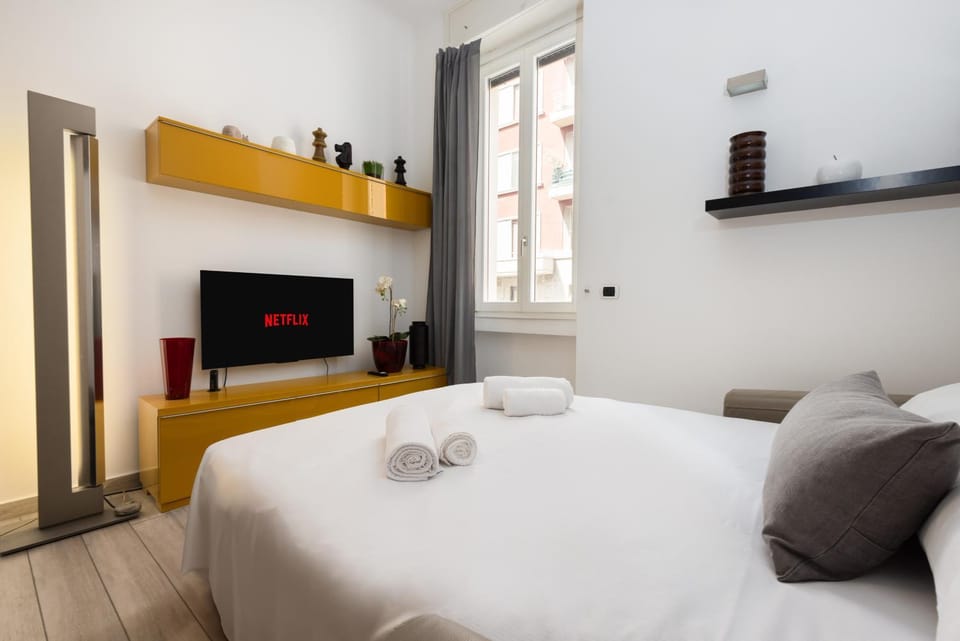Bed, TV and multimedia, Living room