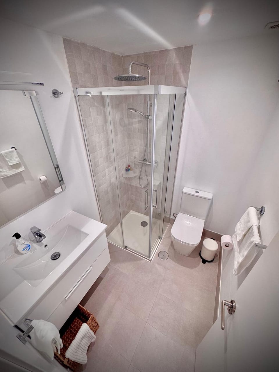 Shower, Toilet, Bathroom, towels