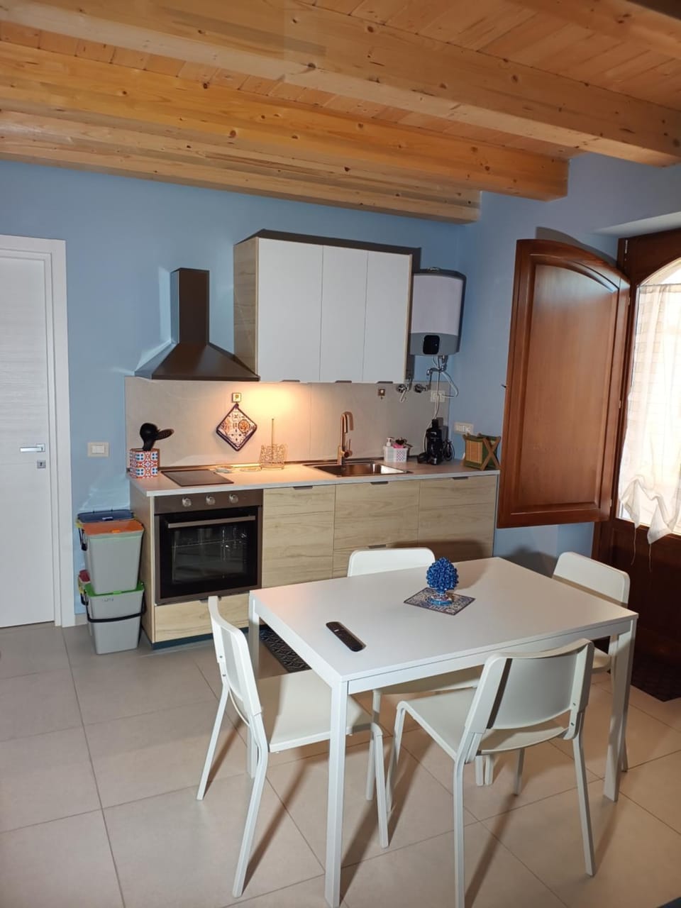 Kitchen or kitchenette, Dining area, oven, stove