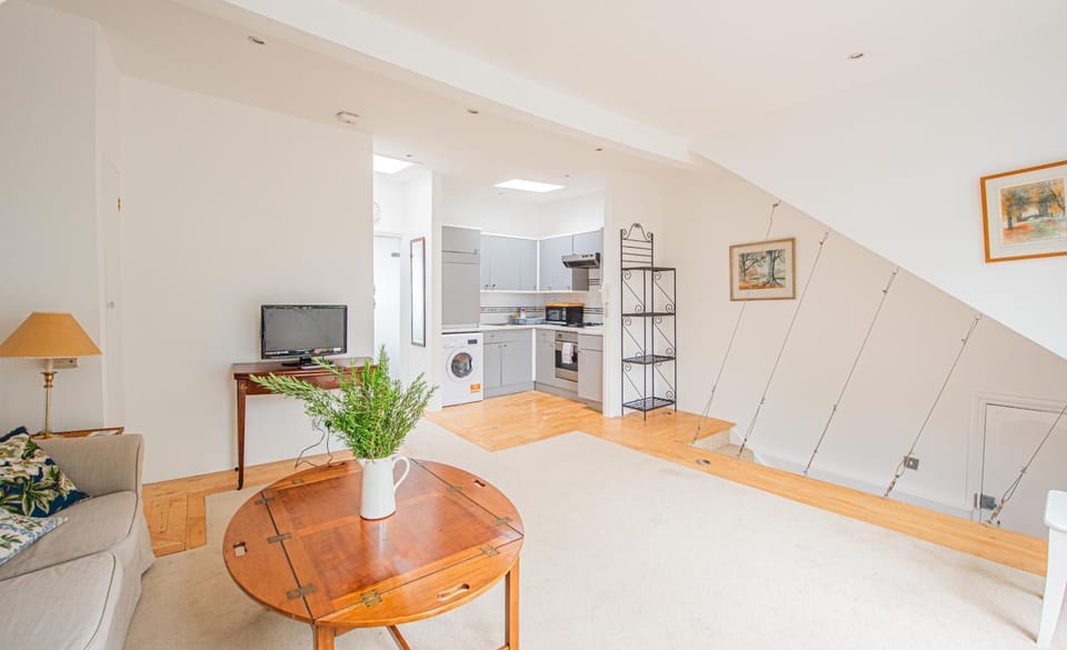 Stylish Flat near Kensington with Spacious Balcony Apartment in City of Westminster