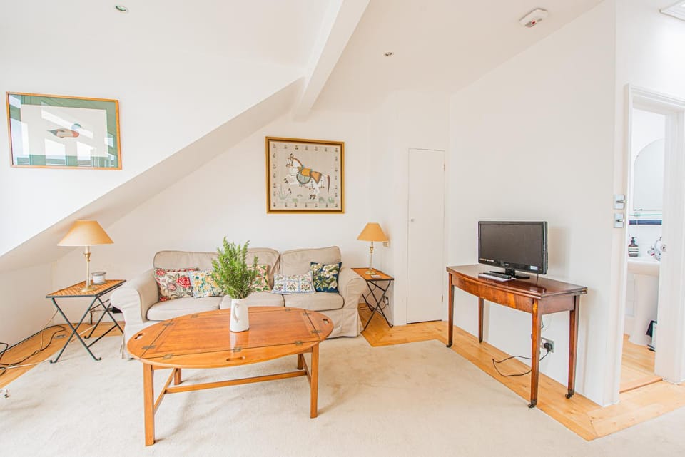 Stylish Flat near Kensington with Spacious Balcony Apartment in City of Westminster