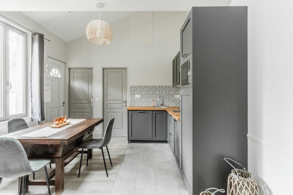 Kitchen or kitchenette, Dining area