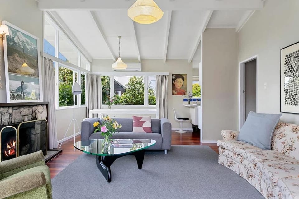 Kiwiana Cottage 1 minute walk to the lake House in Taupo