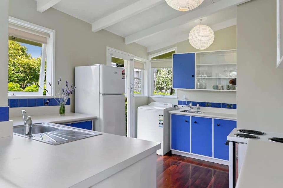 Kiwiana Cottage 1 minute walk to the lake House in Taupo