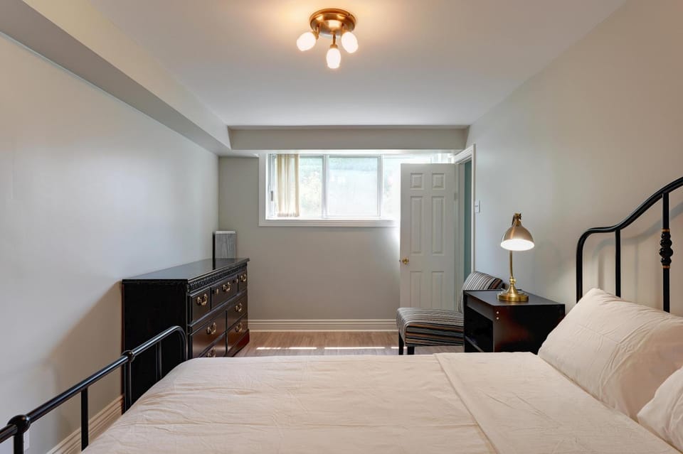 4 Beds Entire House Wifi Parking Villa in Laval