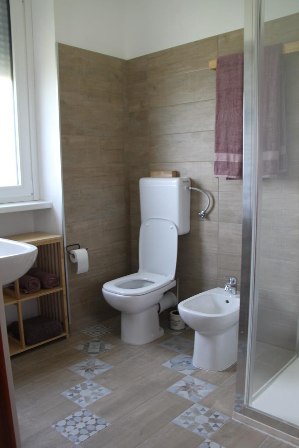 Shower, Toilet, Bathroom, bidet, towels