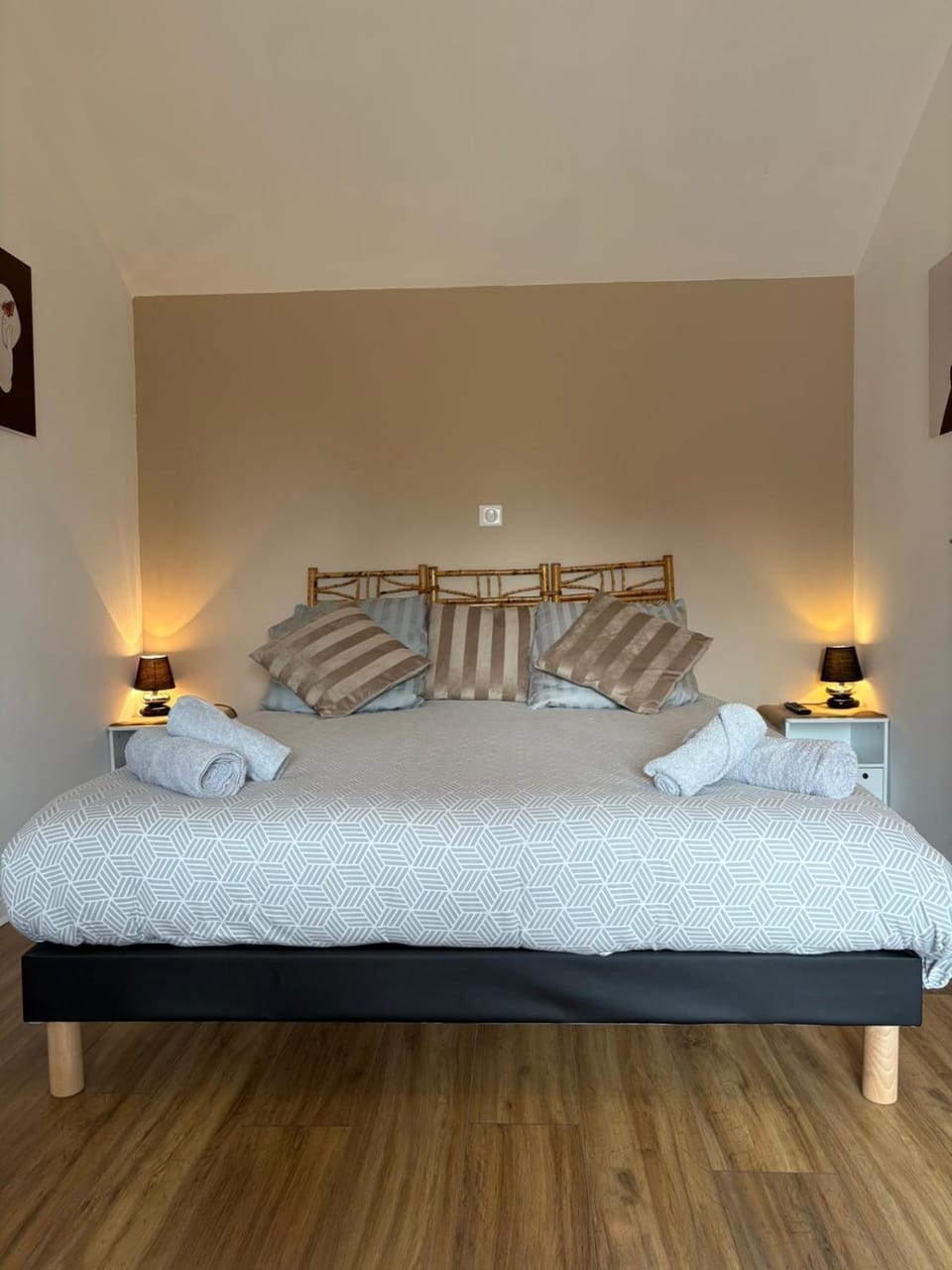Bed, Bedroom, towels