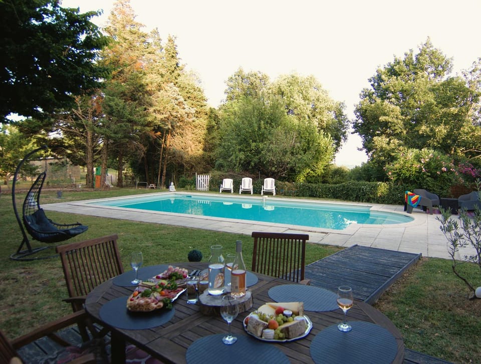 Dining area, Garden view, Swimming pool