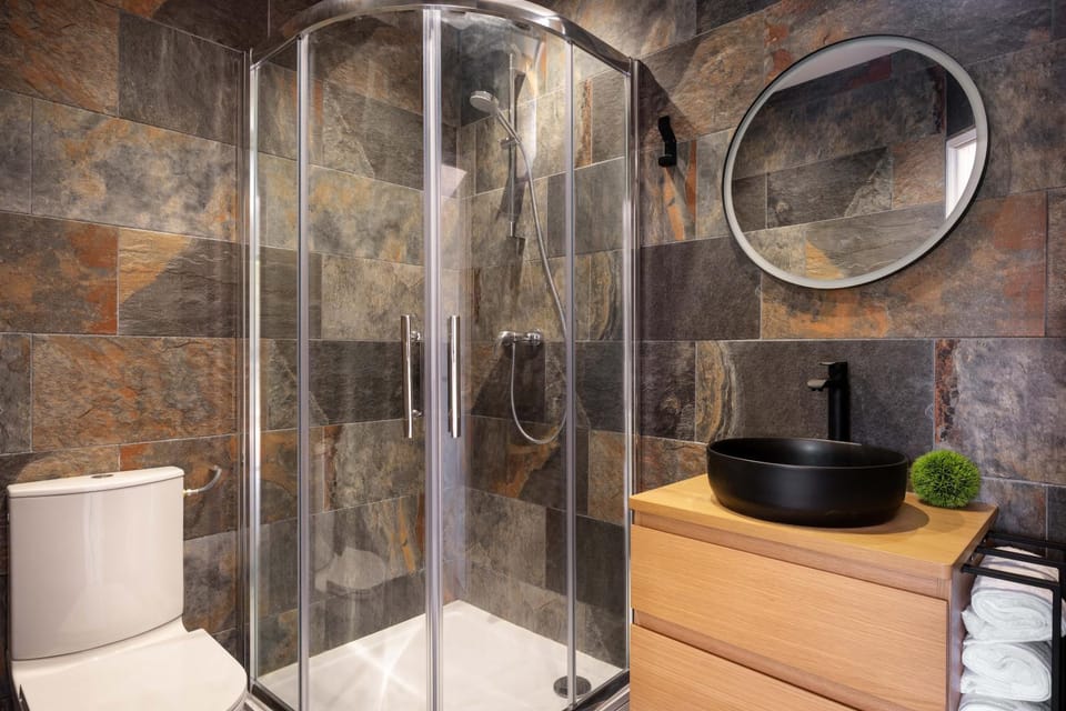 Shower, Toilet, Bathroom, towels