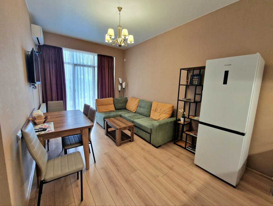 TV and multimedia, Living room, Photo of the whole room, Seating area, Dining area