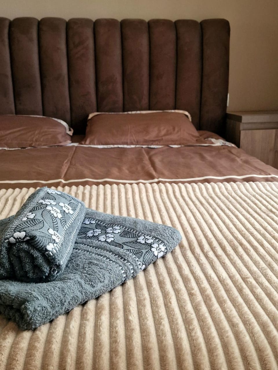 Bed, Bedroom, towels, towels