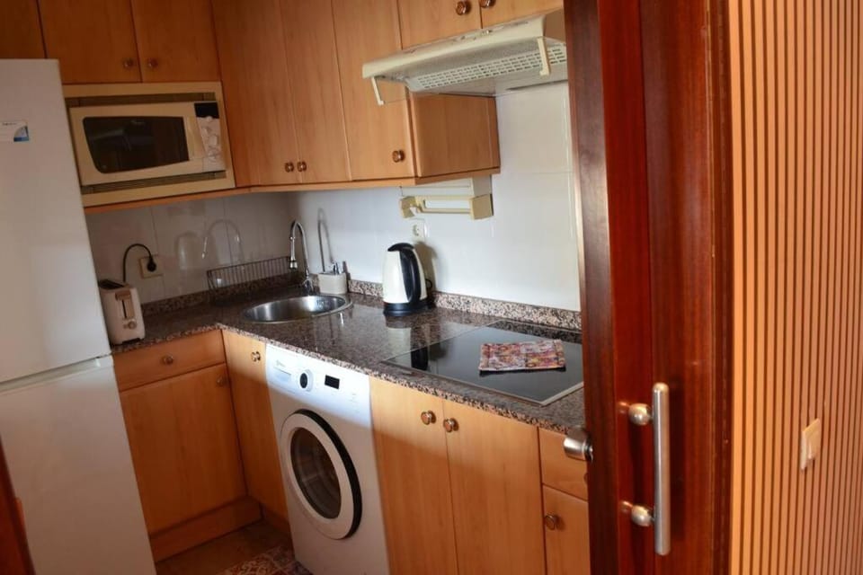 Coffee/tea facilities, Kitchen or kitchenette, stove, toaster, washing machine