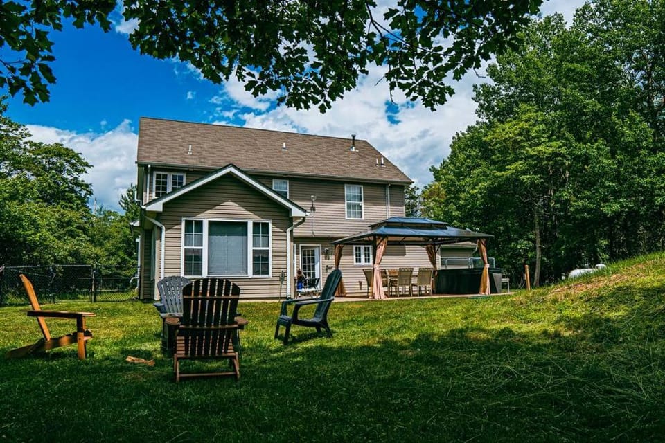 Gorgeous Cozy 5 Bedroom House with Hottub,Lake,Pool House in Pocono Mountains