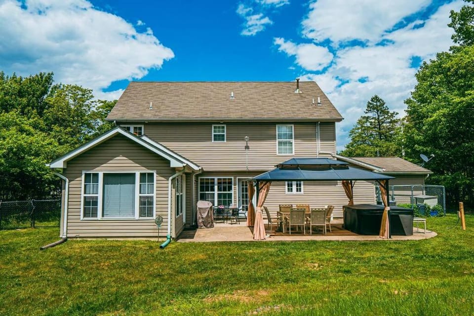 Gorgeous Cozy 5 Bedroom House with Hottub,Lake,Pool House in Pocono Mountains