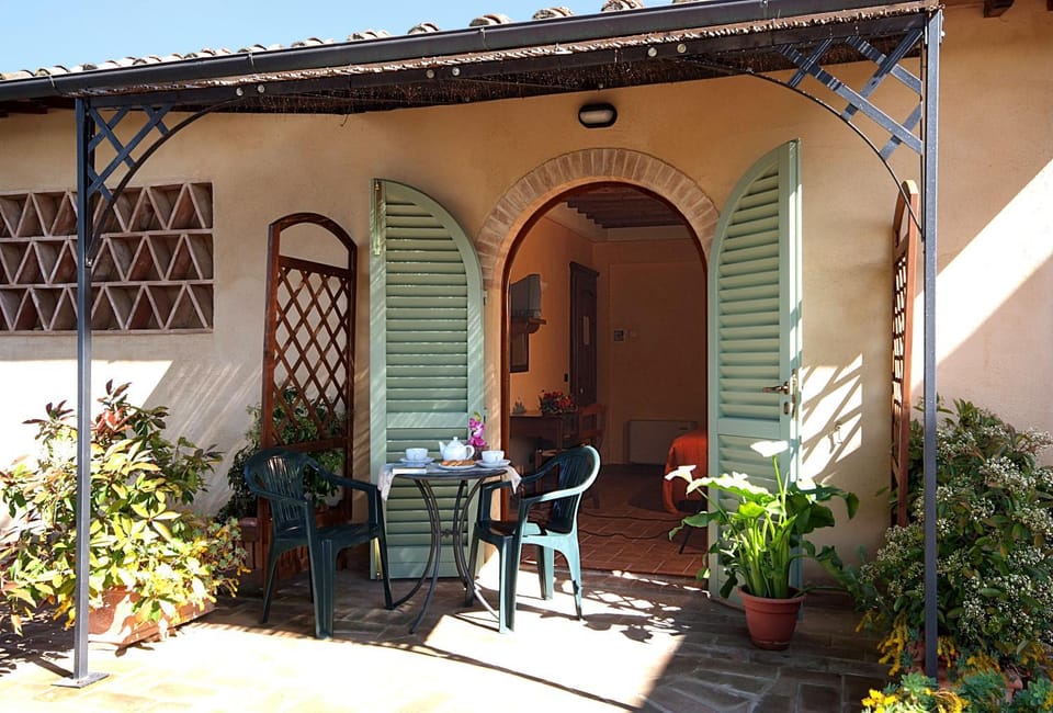 Property building, Patio, Balcony/Terrace, Balcony/Terrace