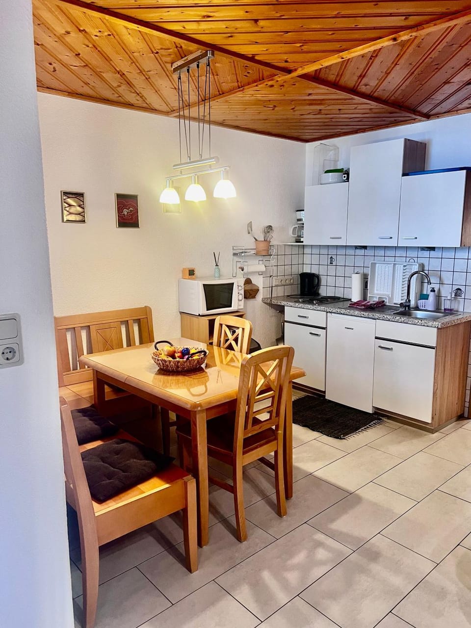 Coffee/tea facilities, Kitchen or kitchenette, Dining area, stove