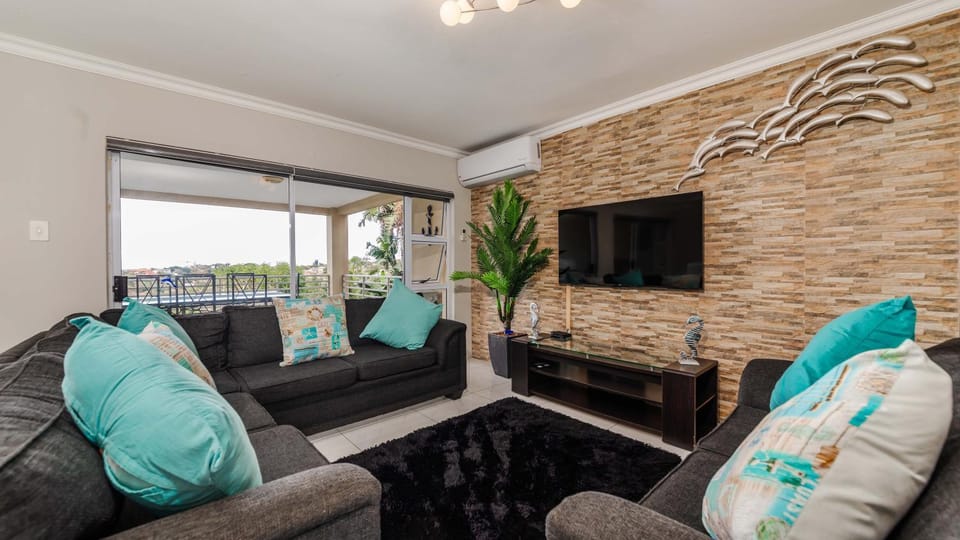 Communal lounge/ TV room, TV and multimedia, Living room, Seating area, Evening entertainment