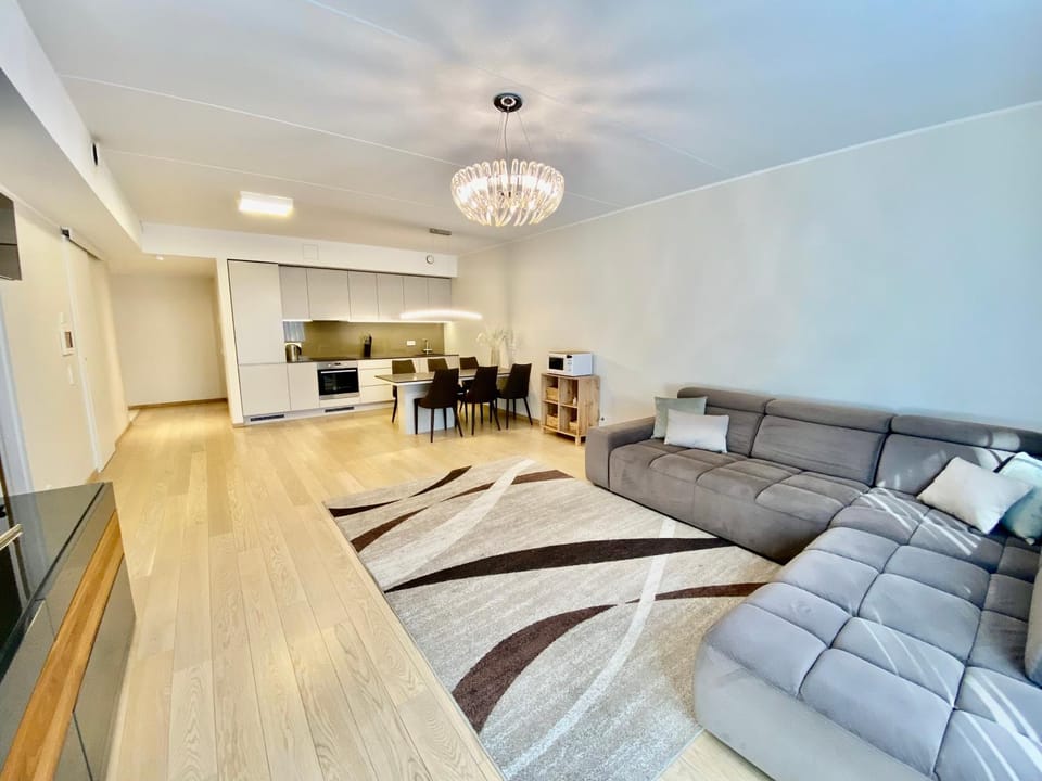 Photo of the whole room, Dining area, kitchen