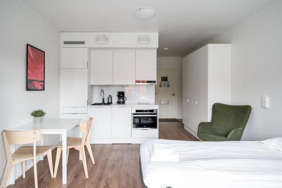 Bed, Kitchen or kitchenette, Photo of the whole room, Dining area, oven, stove